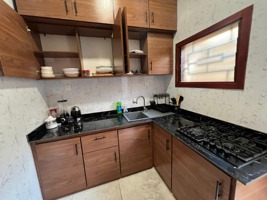 Cour unique meublée d'une chambre salon en location à Avédji Opéra – 350 000 FCFA/mois
