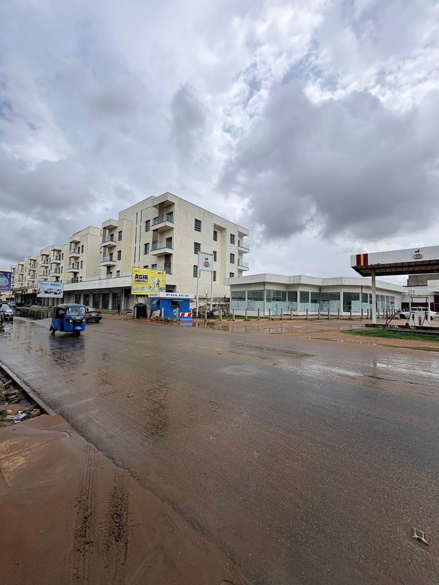 Terrain de 549 m² avec chambre salon (x2) et 6 pièces à démolir en vente à Nukafu – 110 millions FCFA