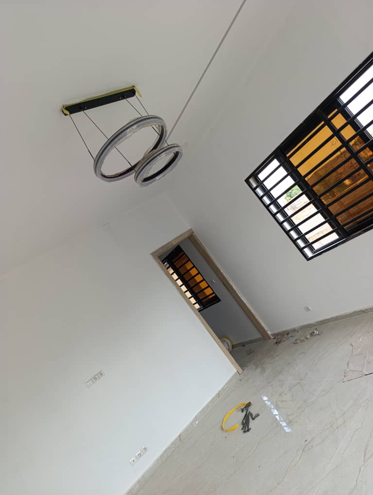 Appartement 2 chambres à louer proche du goudron à Totsi – 200 000 FCFA/mois