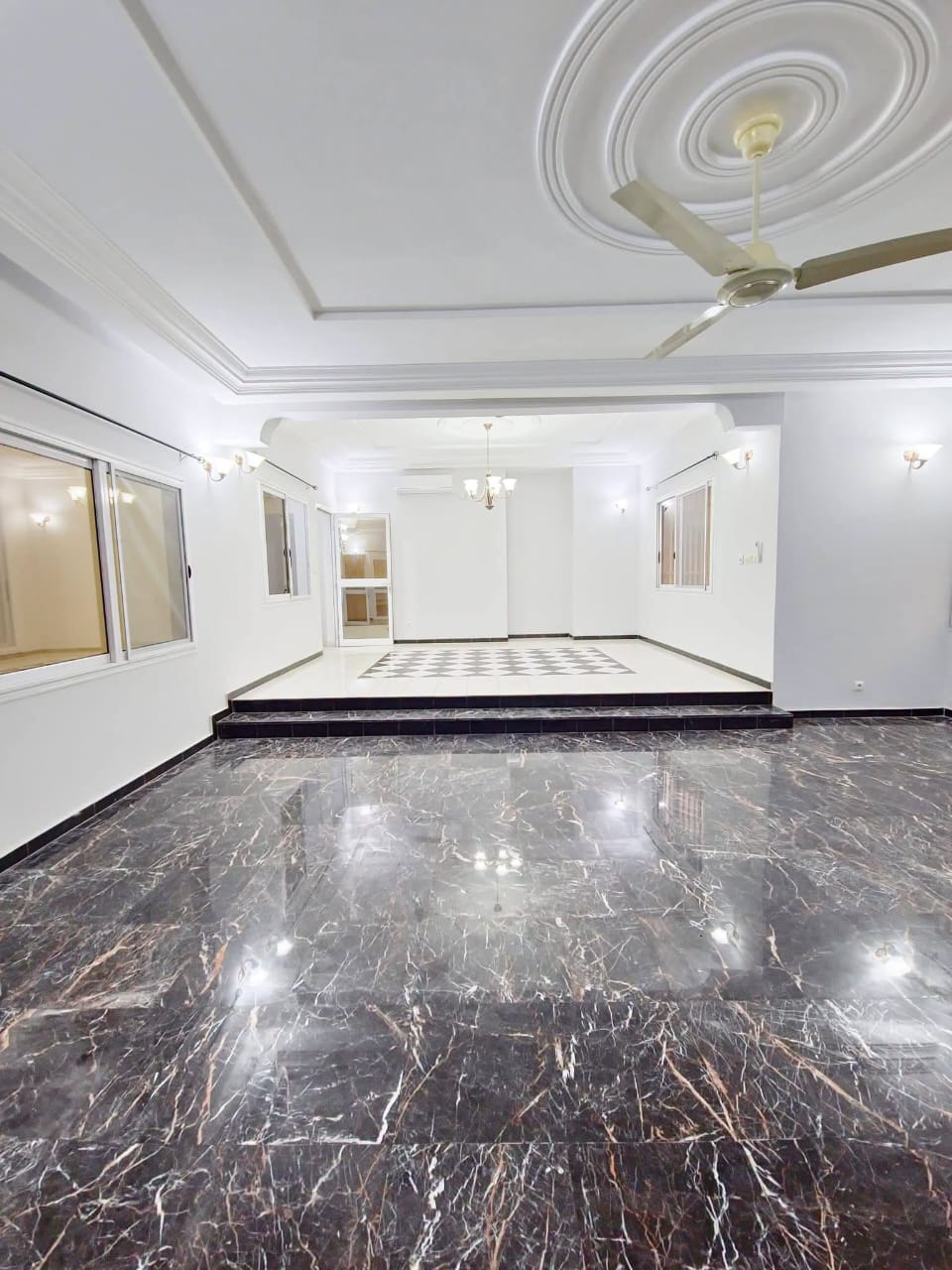 Villa 5 chambres en vente à Adidogomé Avenou, proche du goudron – 300 millions FCFA