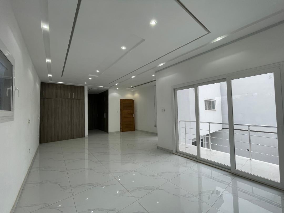 Villa duplex 5 chambres avec piscine à louer à Agbanlepedo proche goudron – 1.200.000 FCFA