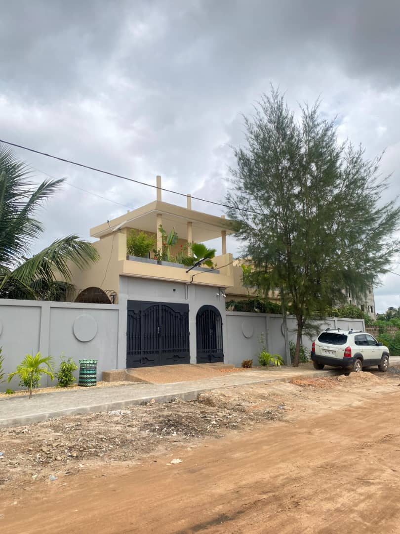 Villa 3 chambres en vente à Zanguera – 160 000 000 FCFA