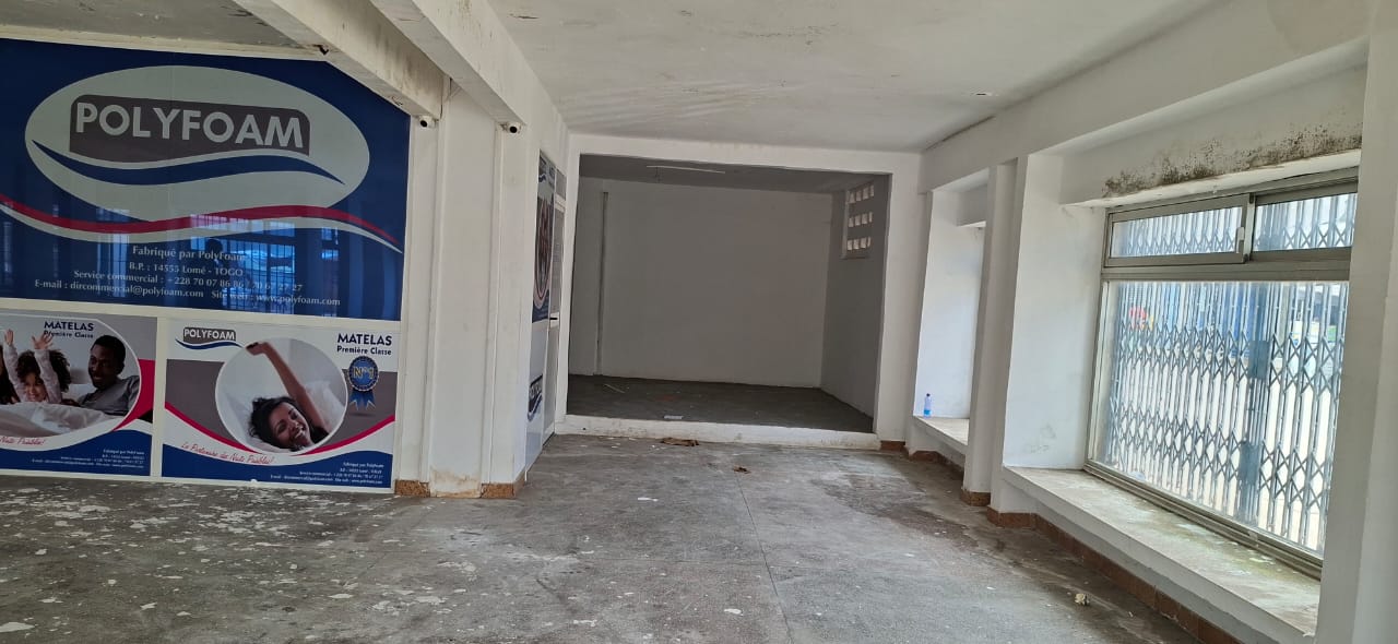 Boutique de 334 m² à louer à Tokoin Ramco, angle de rue et bord du goudron – 500 000 FCFA