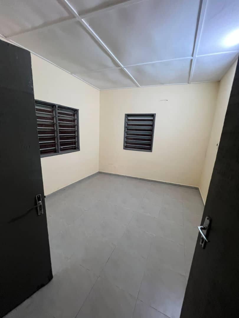 Appartement 2 chambres salon à louer à Totsi – 100 000 FCFA