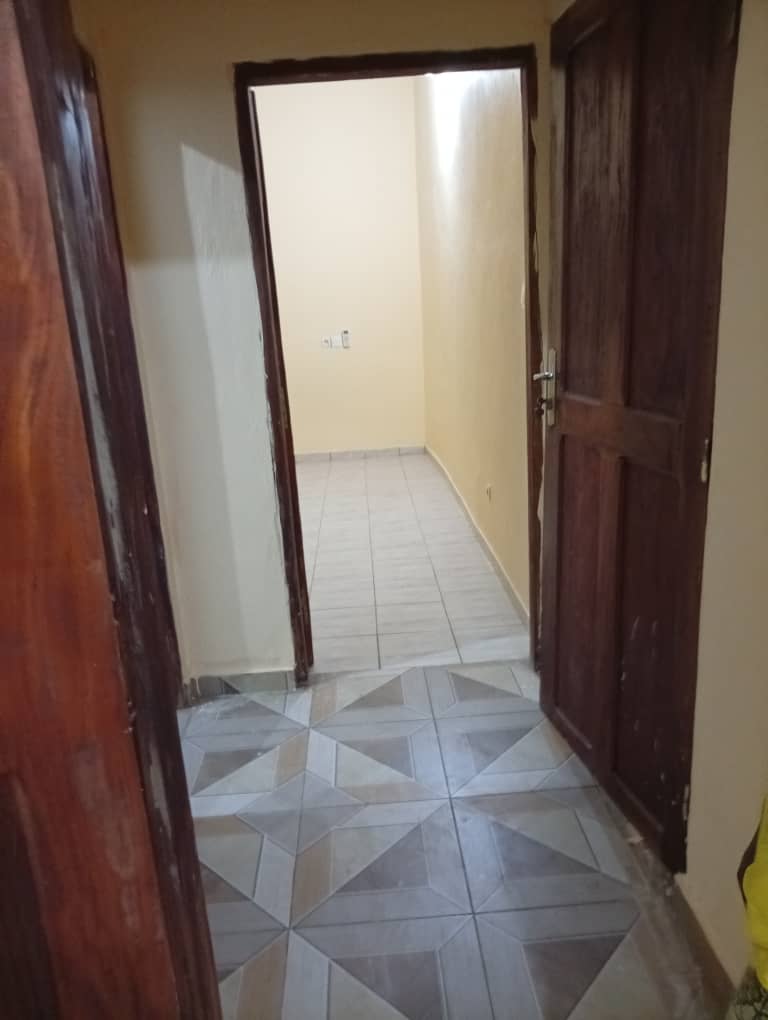Appartement de 2 chambres à louer à Léo 2000 – 70 000 FCFA