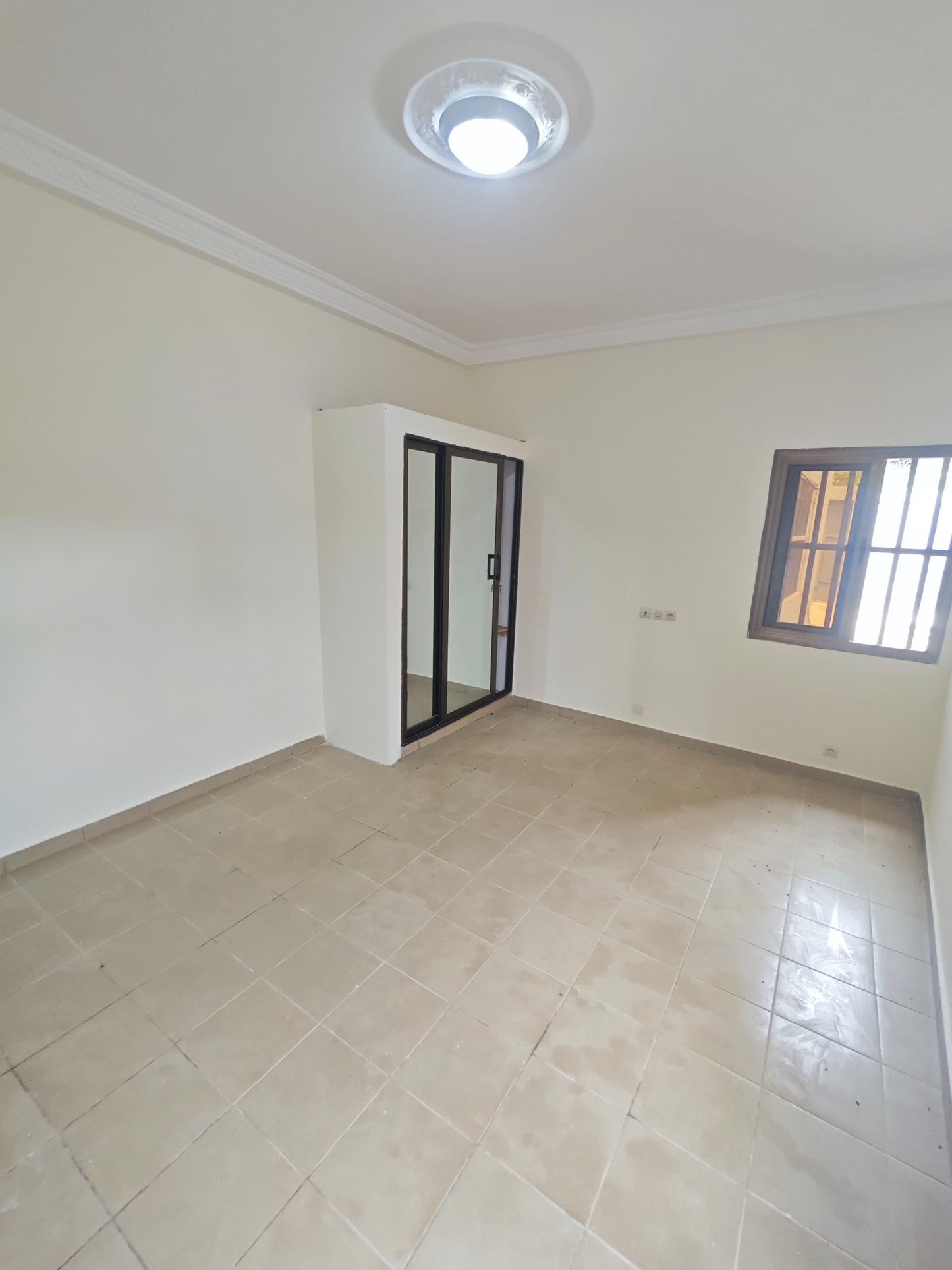 Appartement 3 chambres en location à Franciscain, proche du goudron – 200 000 FCFA