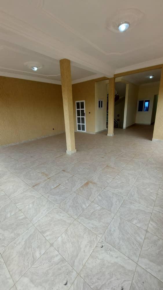 Villa R+2 de 6 chambres en location à Adidogomé Ségbé Rasta
