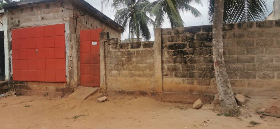 1/2 lot clôturé avec boutique à vendre à Ségbé – 12 millions FCFA