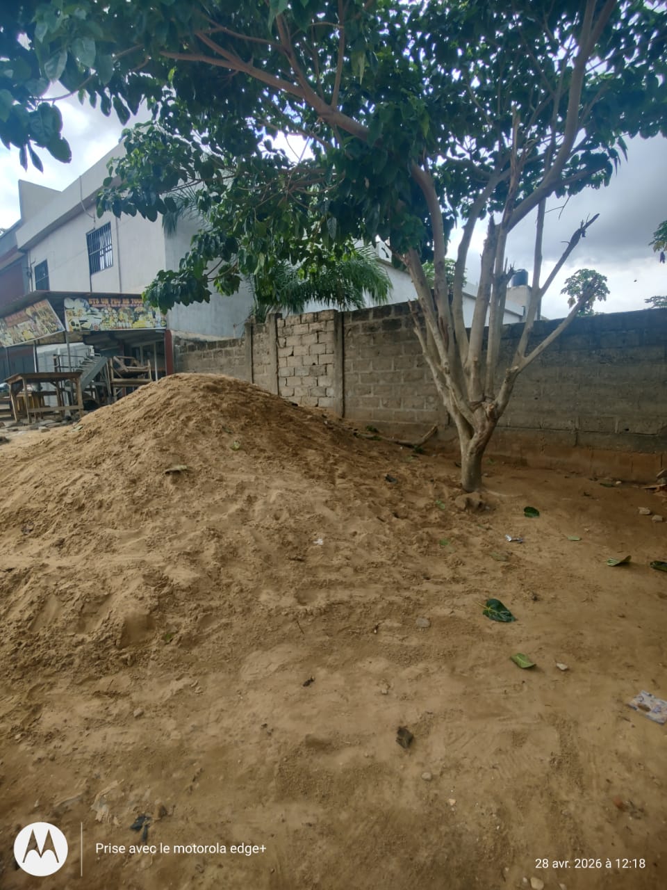 Demi-lot clôturé en vente à Nanégbé – 15 millions FCFA