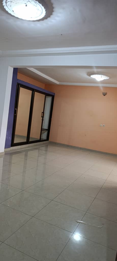 Villa duplex 6 chambres à louer à Totsi Église Catholique – 500000 FCFA