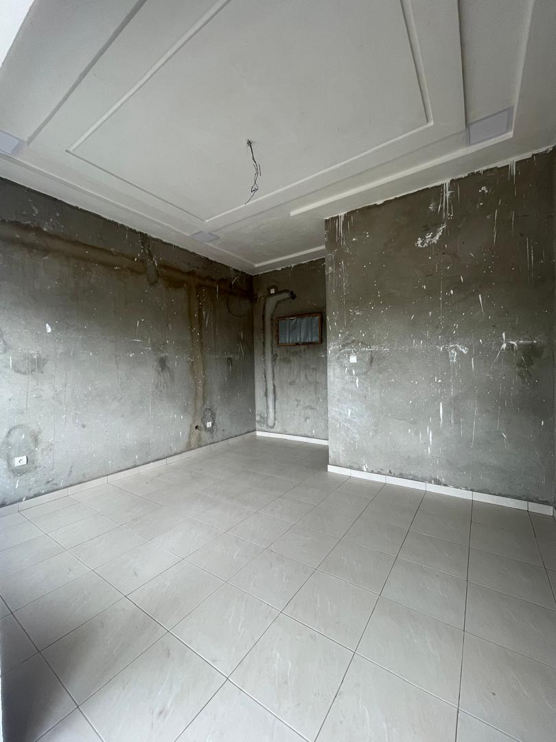 Boutique en location à Adéwui au bord des pavés – 80 000 FCFA
