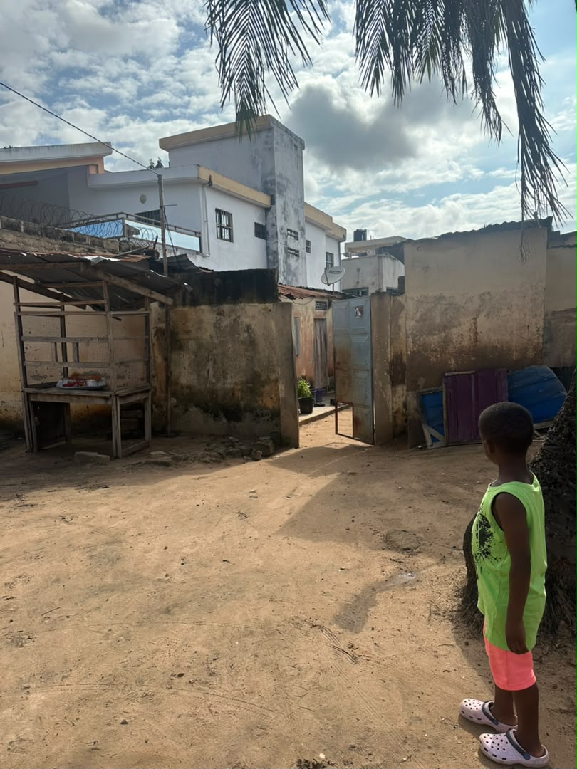 Terrain de 300 m² en vente à Léo 2000 derrière école la volonté – 25 millions FCFA