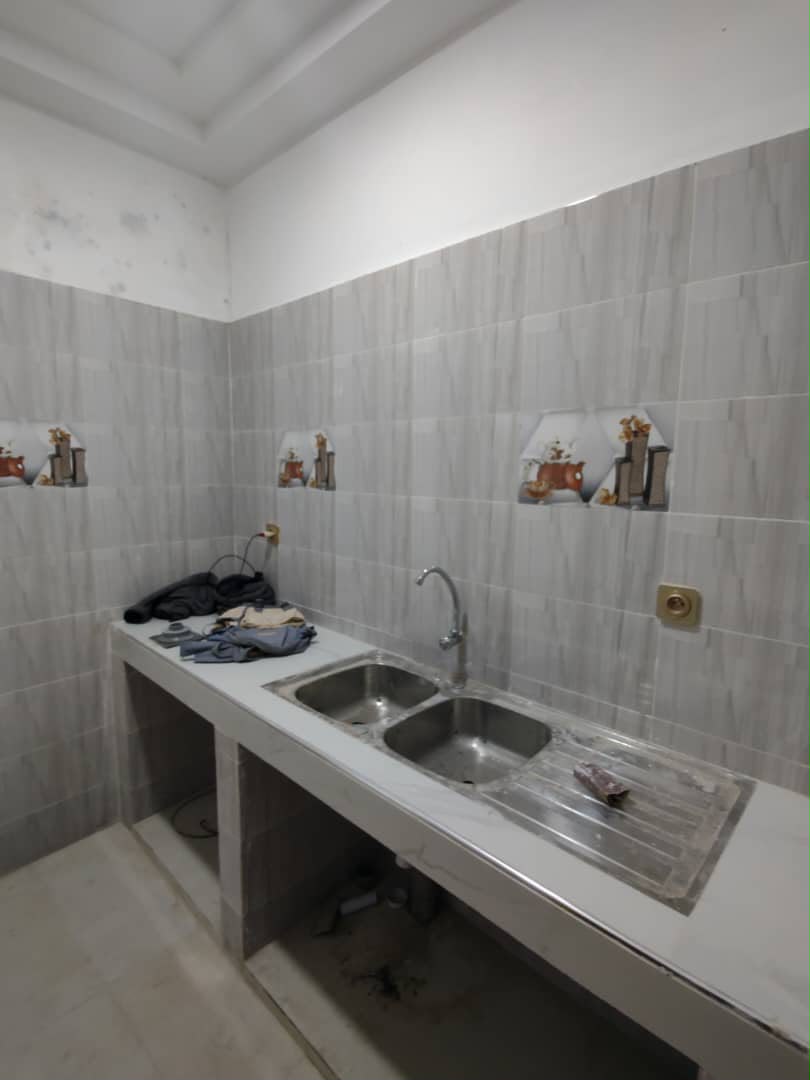Appartement 2 chambres salon en location à Attikoumé proche du goudron – 150000 FCFA