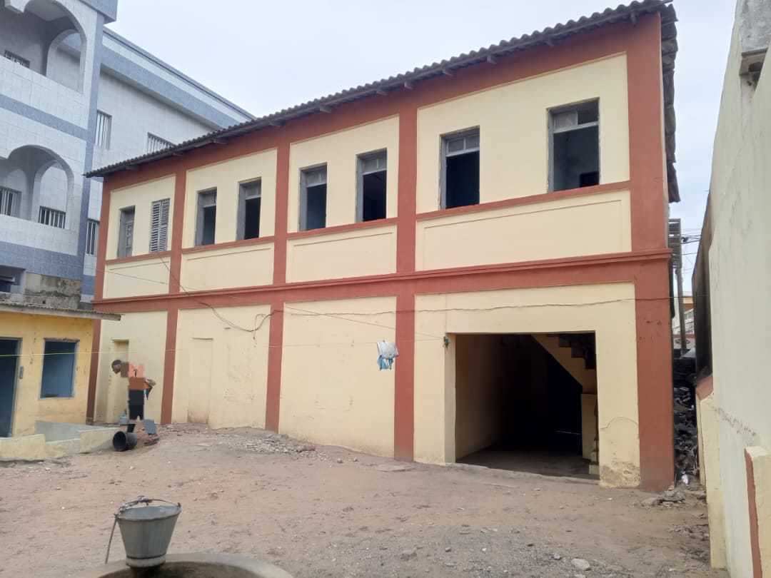 Immeuble R+1 de 600 m² en vente à Assigamé au bord du goudron – 650 millions FCFA