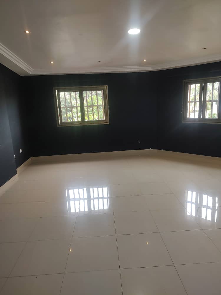 Grande villa 6 pièces à louer à Djidjolé proche du goudron – 900 000 FCFA