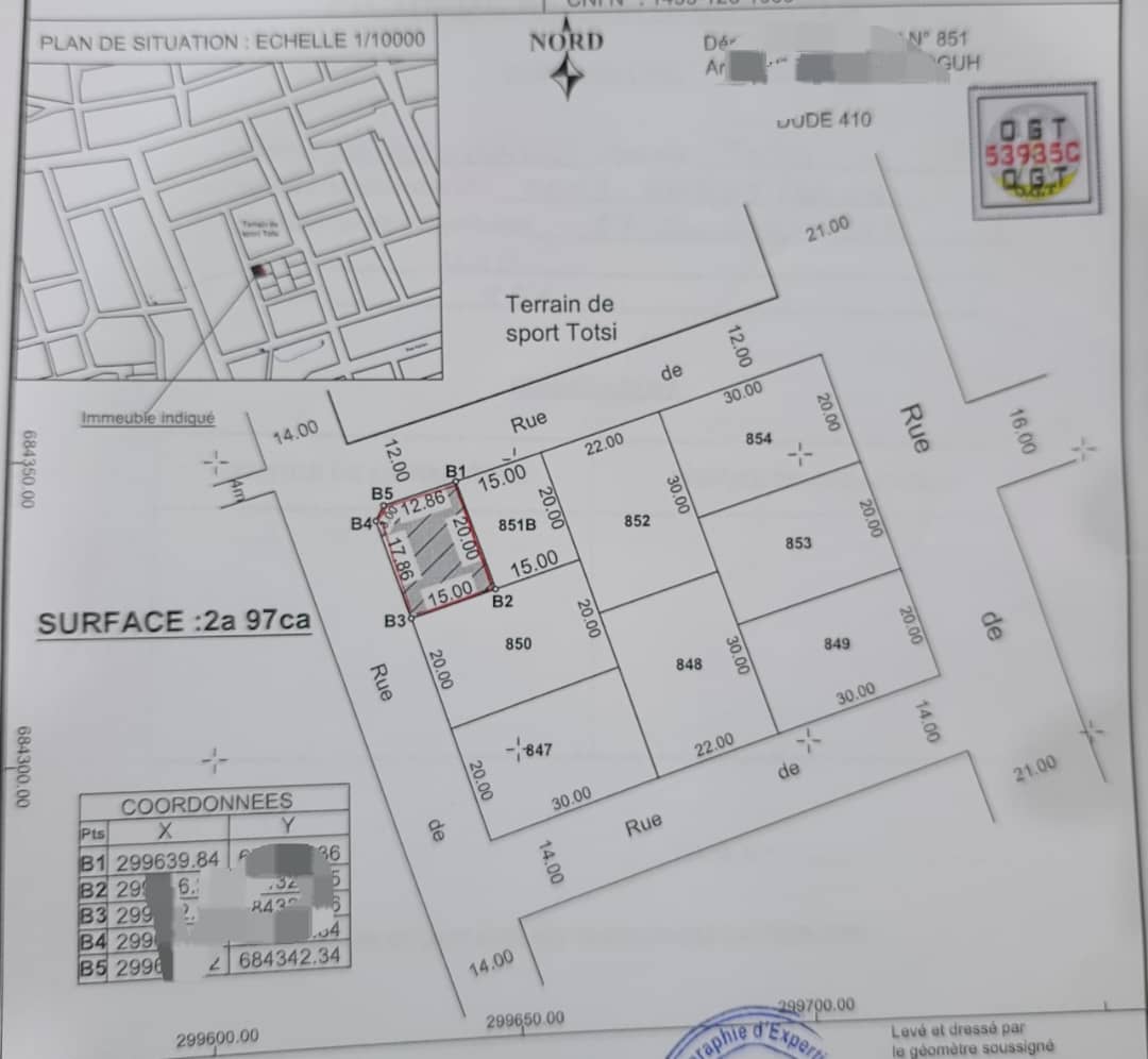 Maison en vente sur demi lot angle de rue à Totsi – 40 millions FCFA