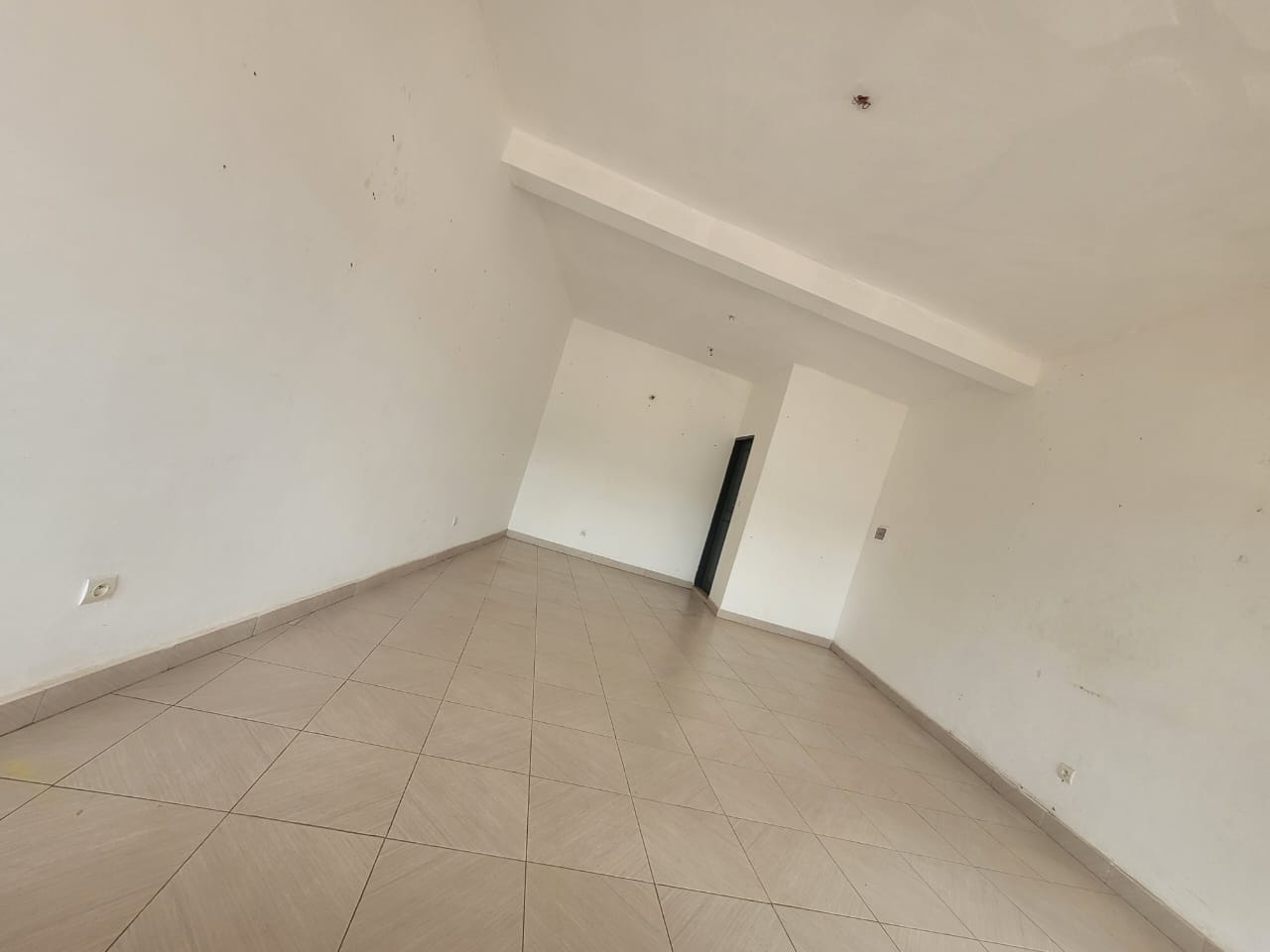 Boutique à louer bord du goudron à Adidogomé Sagbado – 100 mille FCFA