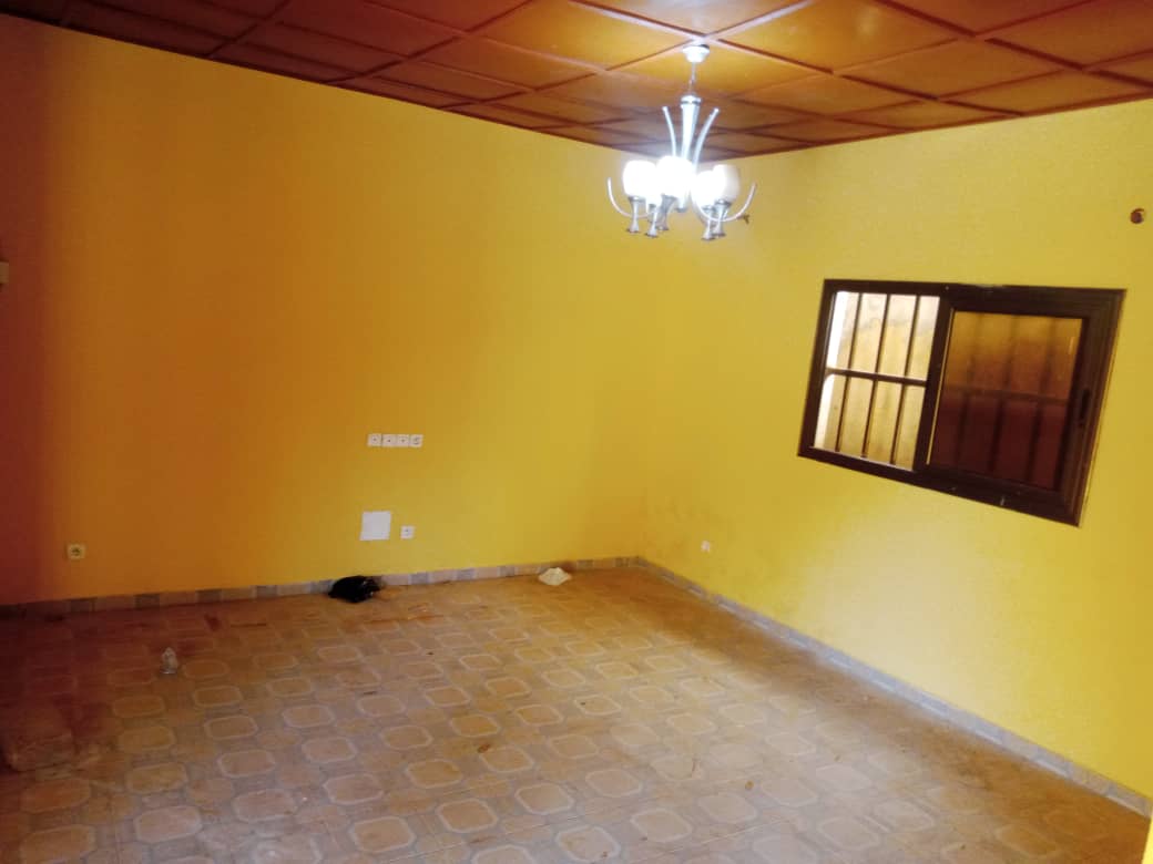 Villa de 2 chambres à louer à Akato, proche du goudron – 70 000 FCFA/mois