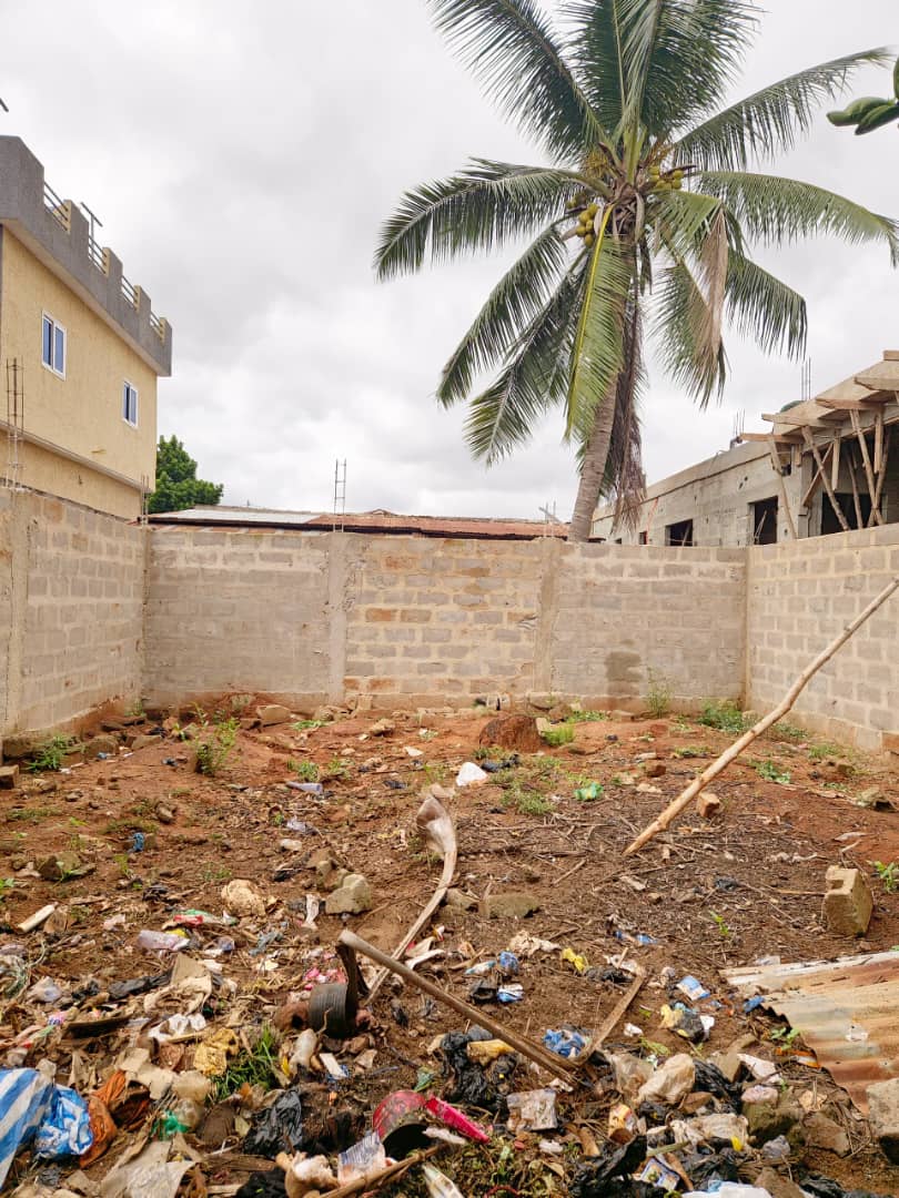Quart de lot (7,5/20m) solidement clôturé à vendre à Agoé Légbassito – 7,5 millions FCFA