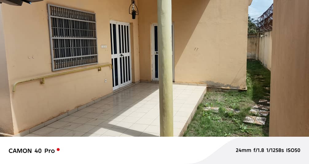 Villa 3 chambres à vendre à Hédzranawoé Sagboville – 100 millions FCFA