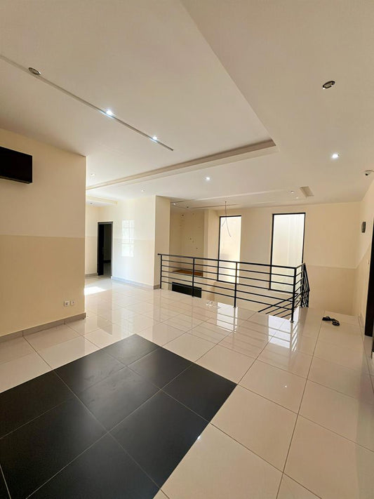 A LOUER UNE TRÈS BELLE VILLA DUPLEX DE 5 CHAMBRES AVEC PISCINE ,JARDIN,GROUPE ÉLECTROGÈNE - TOTSI