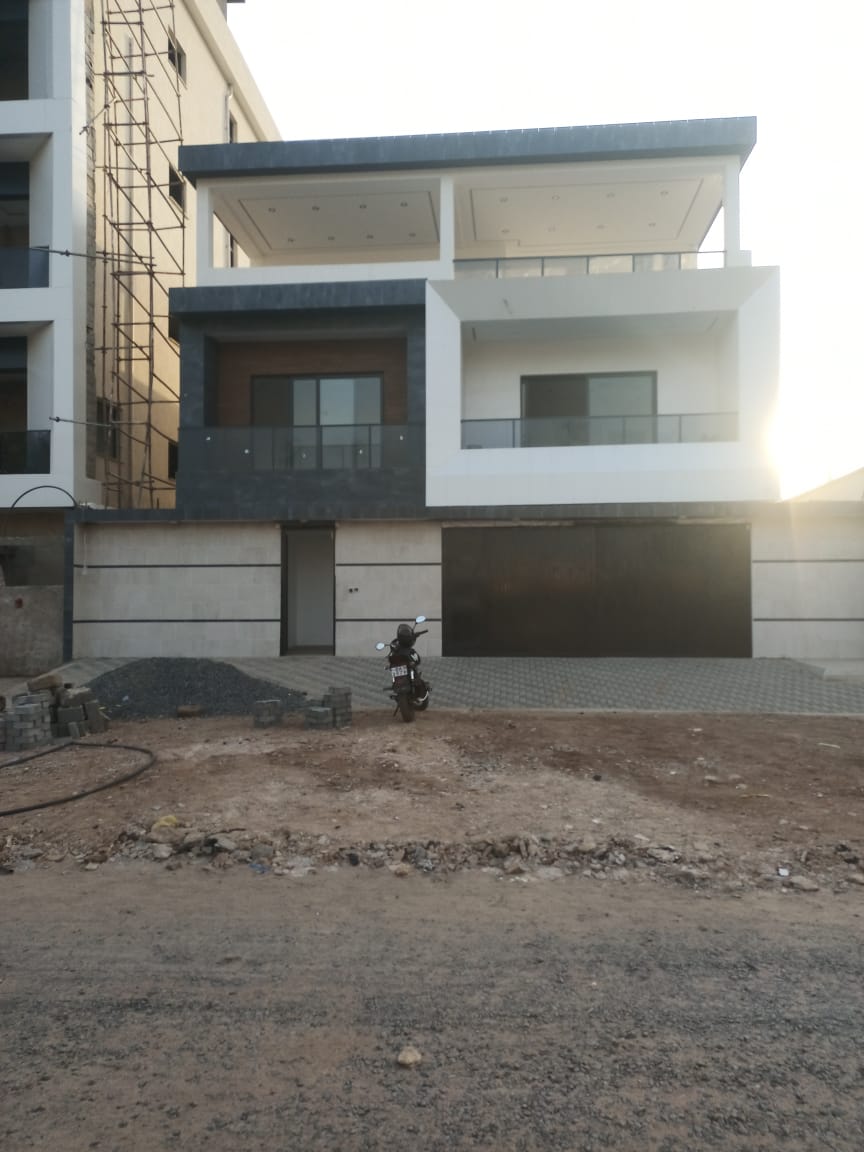 Villa 5 chambres en vente à Totsi – 240 millions FCFA