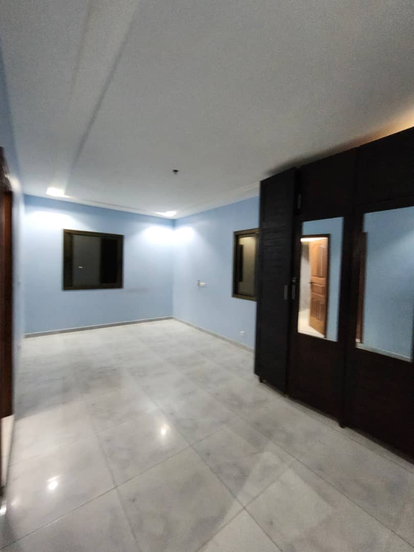 Villa duplex 5 chambres à louer à Togo 2000, proche du goudron et face à l’aéroport – 600.000 FCFA/mois