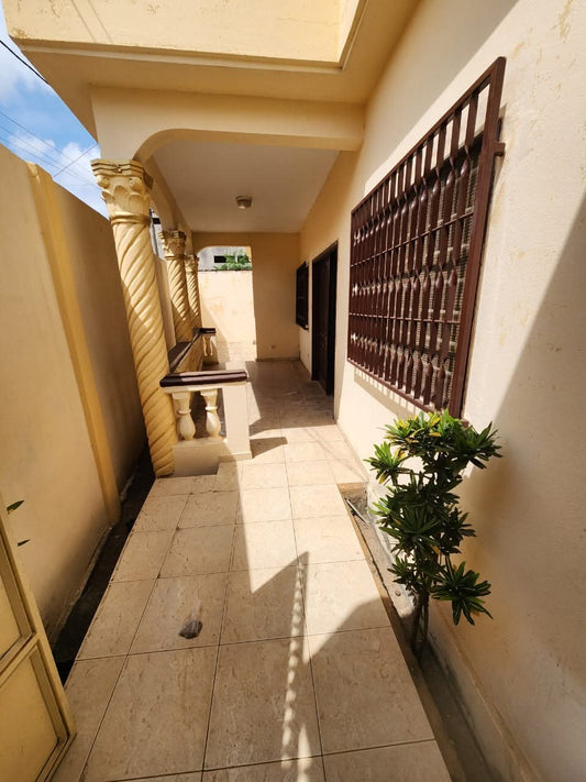Villa 2 chambres en vente proche du goudron à Togo 2000 – 50 millions FCFA