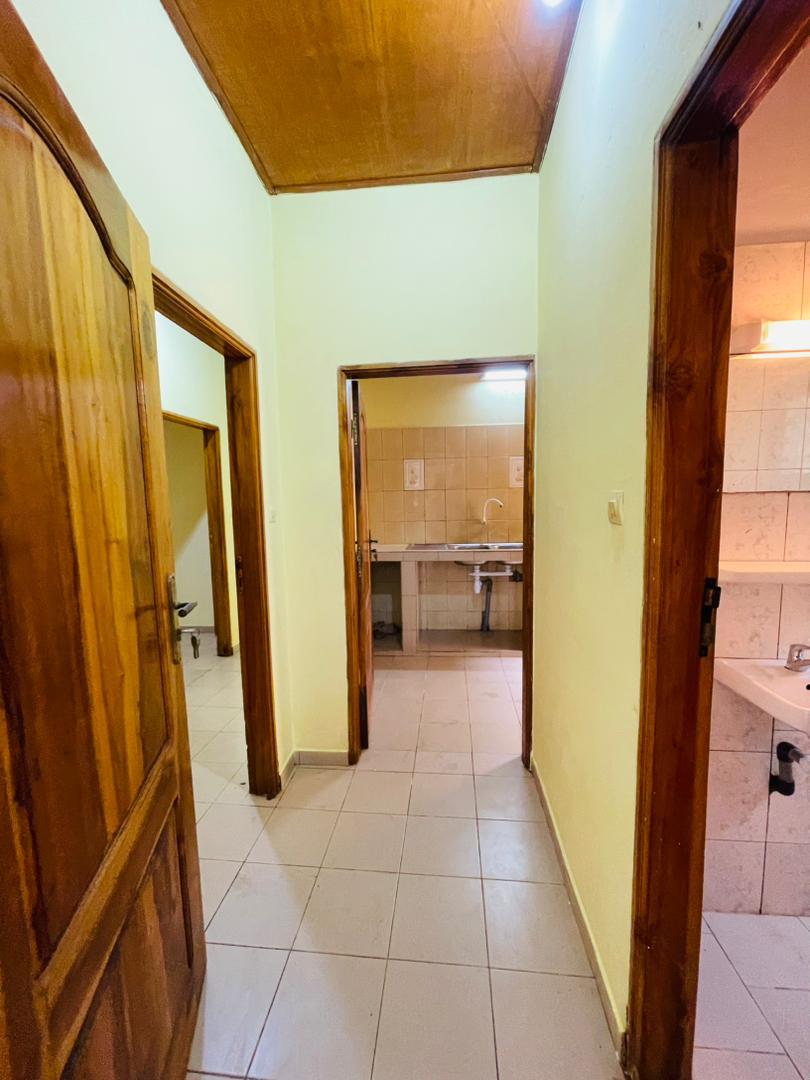 Cour unique de 2 chambres salon à louer à Adidogome Zionto – 100 000 FCFA