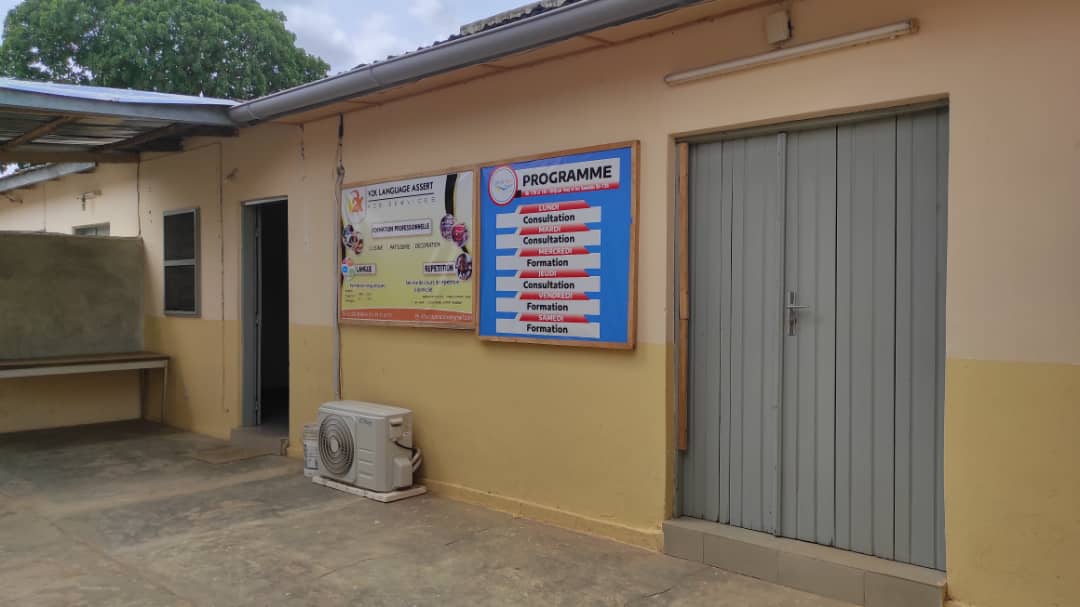 Maison en vente sur demi lot angle de rue à Totsi – 40 millions FCFA