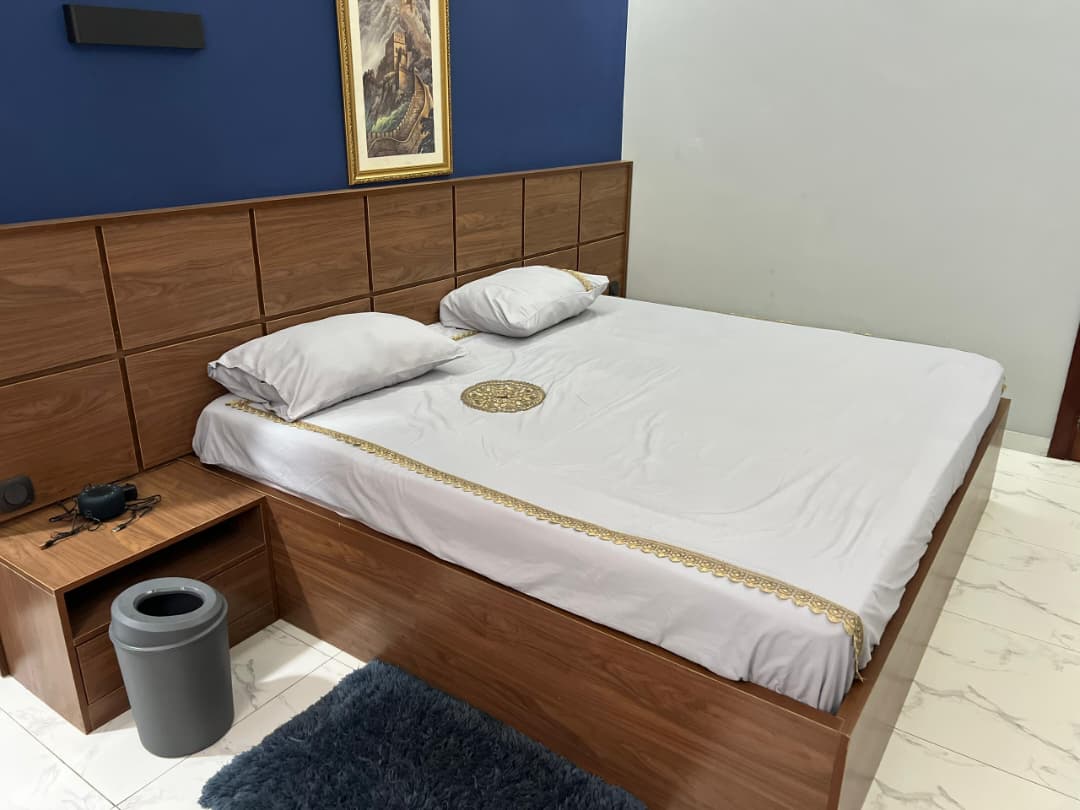 Cour unique meublée d'une chambre salon en location à Avédji Opéra – 350 000 FCFA/mois