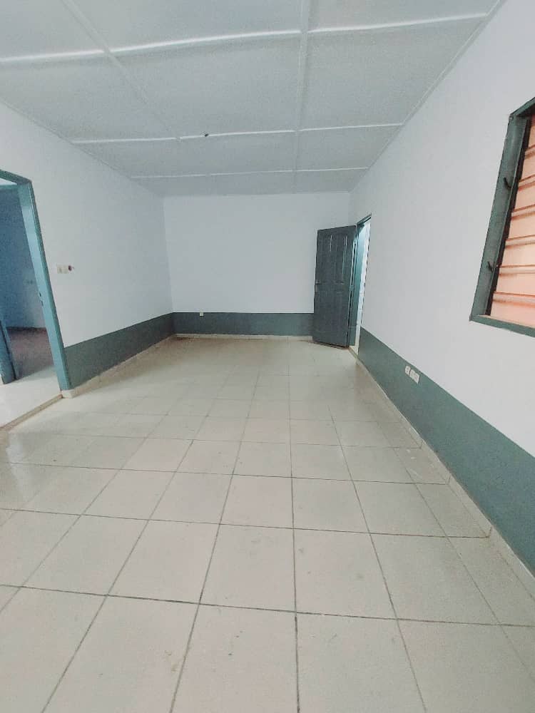 Villa cour unique de 2 chambres à louer à Agoè Assiyeye Catholique – 90000 FCFA