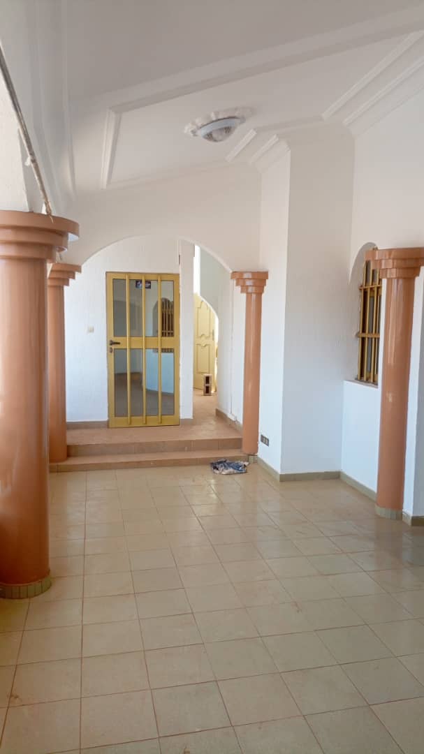 Grande villa 9 chambres 2 salons à louer à Avedji au bord du goudron – 700000 FCFA