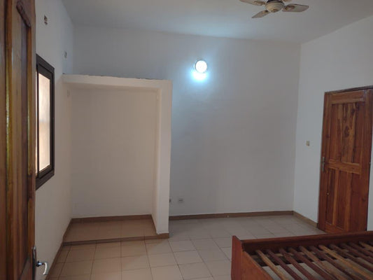Chambre salon wc douche cuisine interne à l'étage avec garage et wc visiteurs à Avedji Limousine – 60 000 FCFA
