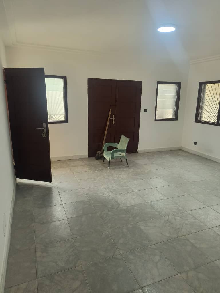 Appartement 4 chambres salon à louer à Sika Toyota – 250000 FCFA/mois