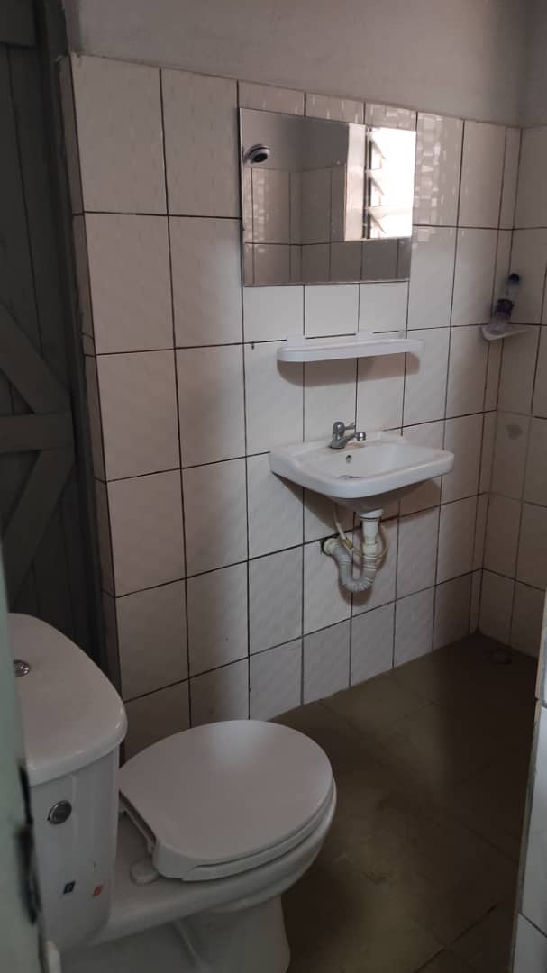 Maison 5 chambres en vente à Totsi, angle de rue – 40 millions FCFA