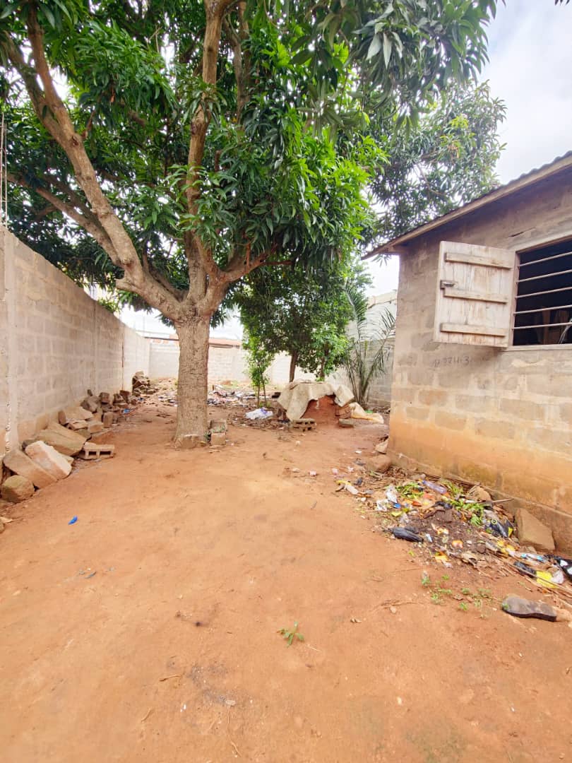 Quart de lot (7,5/20m) solidement clôturé à vendre à Agoé Légbassito – 7,5 millions FCFA