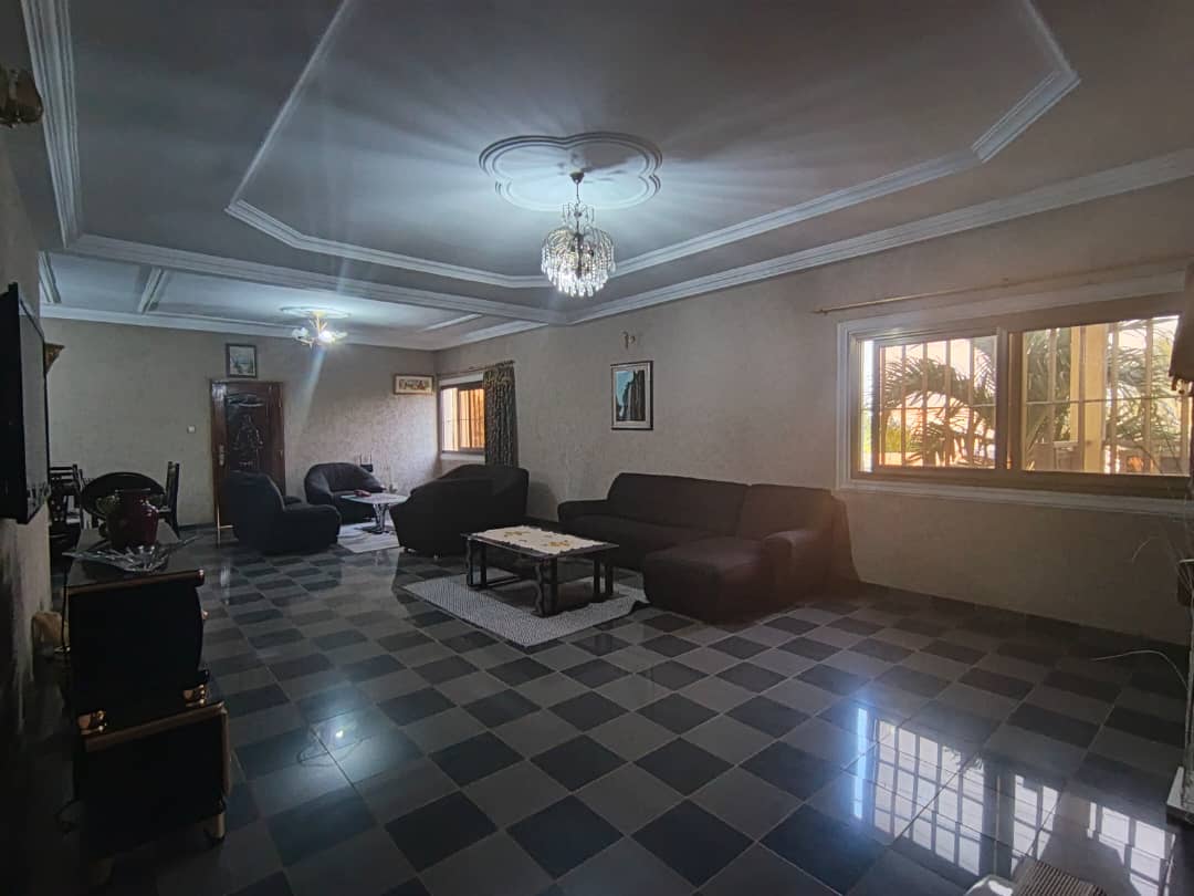 Villa R+2 à louer à Avenou