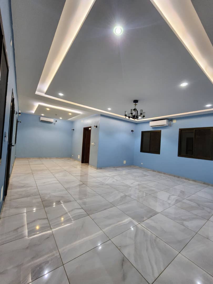 Villa duplex 5 chambres à louer à Togo 2000, proche du goudron et face à l’aéroport – 600.000 FCFA/mois
