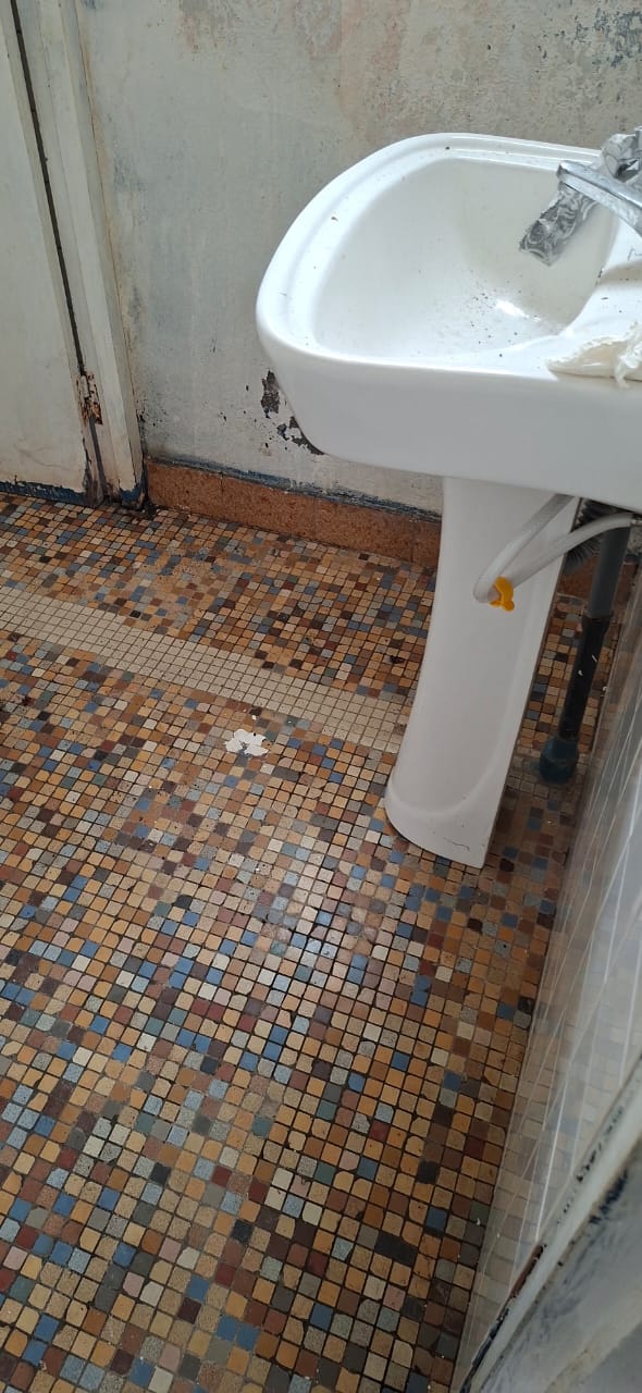 Boutique de 334 m² à louer à Tokoin Ramco, angle de rue et bord du goudron – 500 000 FCFA