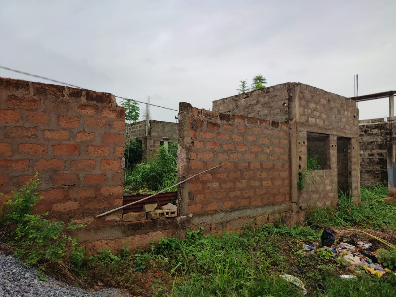 Lot de terrain clôturé en vente à Segbé Carrefour Démé – 25 000 000 FCFA