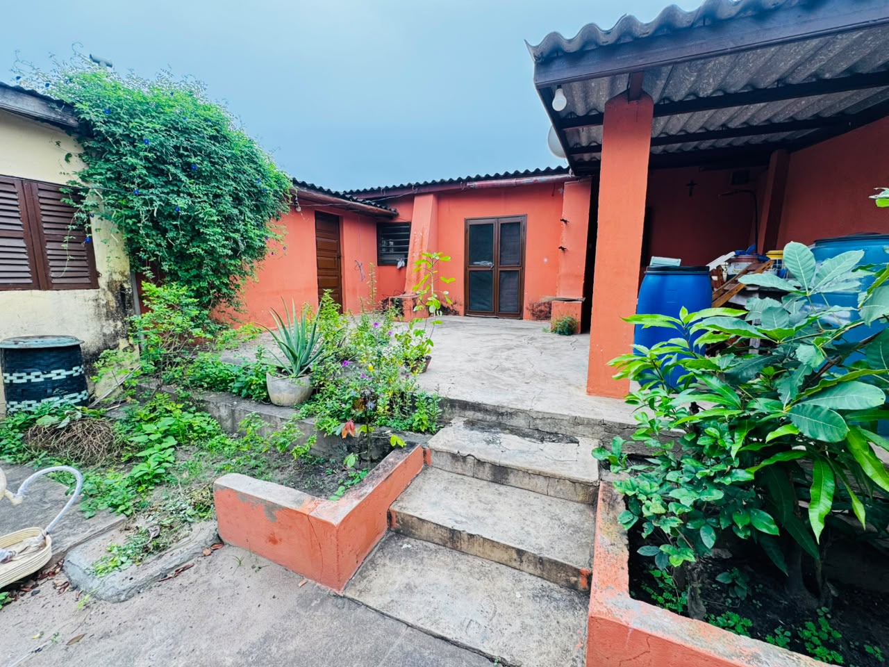 Maison 2 chambres de 341 m² à vendre à Klikamé derrière le lycée et le restaurant Le Rafiti – 50 millions FCFA