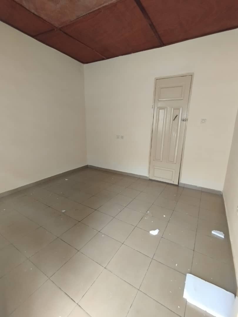 Appartement cour unique en location à Agoe Kitidjan – 70 000 FCFA/mois