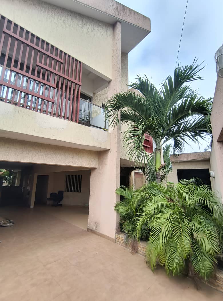 Villa duplex 7 chambres avec piscine à louer à Nukafu – 550 000 FCFA
