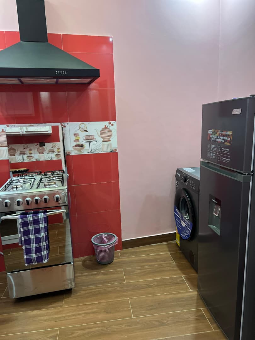 Cour meublée 1 chambre salon en location à Avedji leo 2000 – 360 000 FCFA/mois