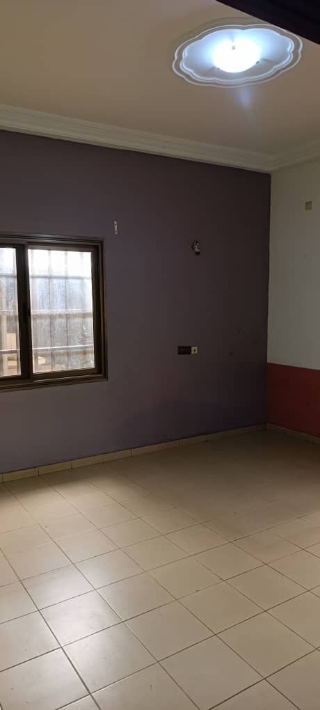 Villa duplex 6 chambres à louer à Totsi Église Catholique – 500000 FCFA