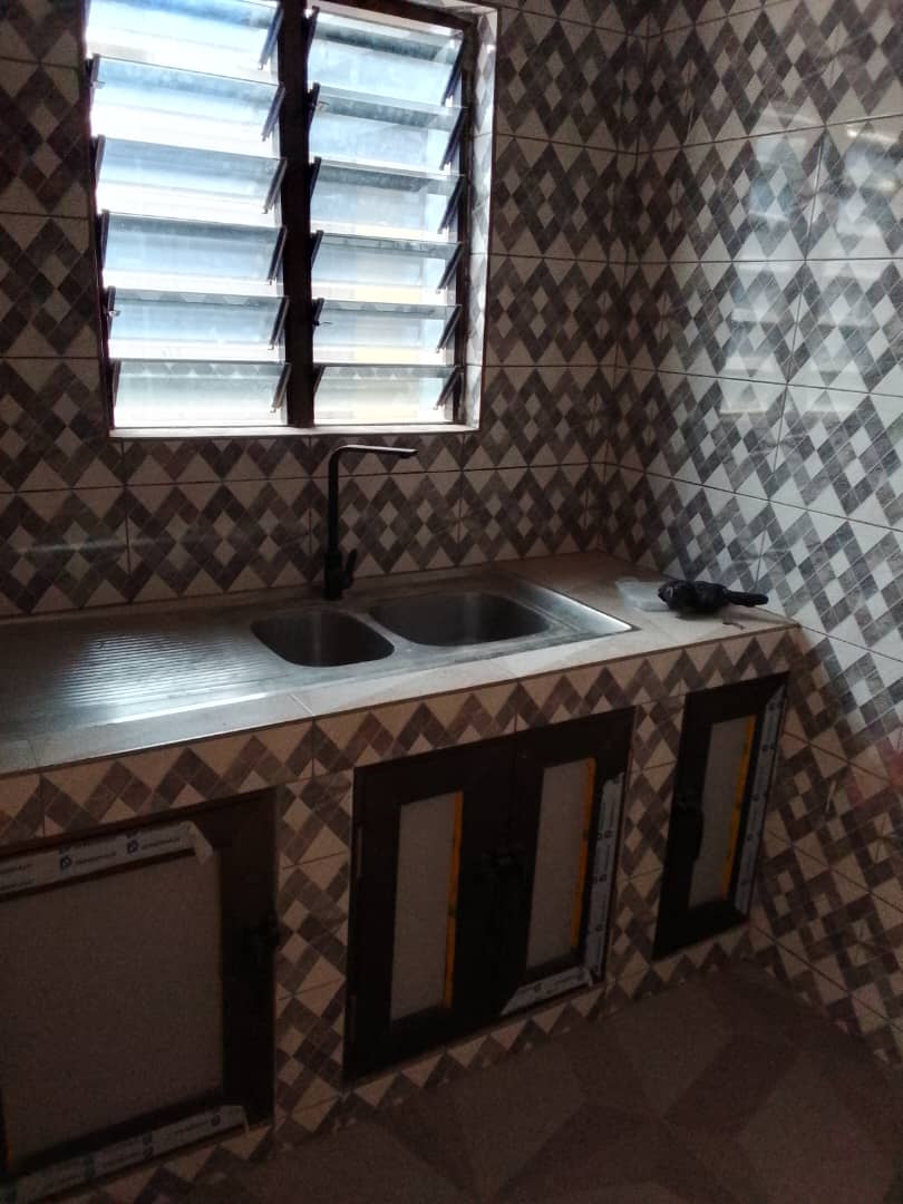 Appartement 2 chambres salon à louer à Ségbé, proche goudron – 100 000 FCFA/mois