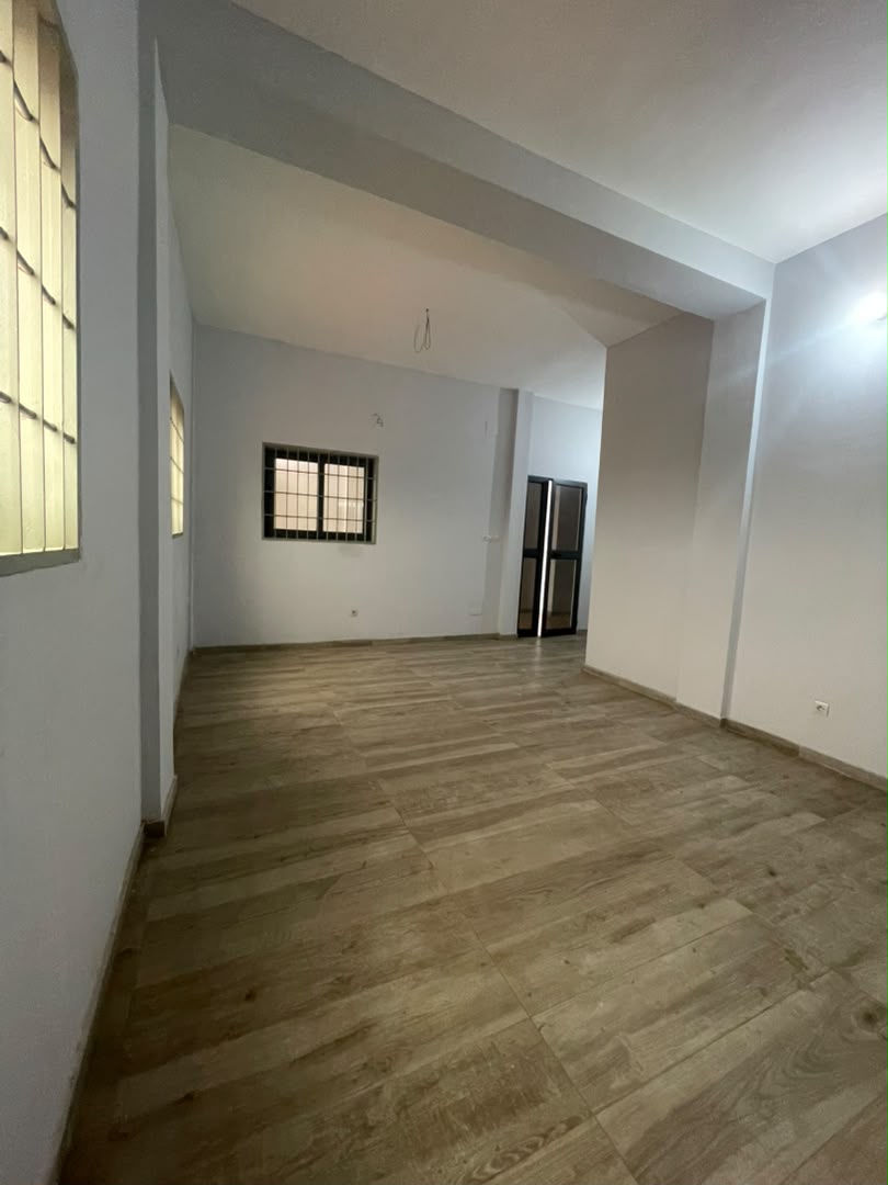 Appartement 3 chambres en location bord du goudron à Avenou Boukarou – 230.000 FCFA