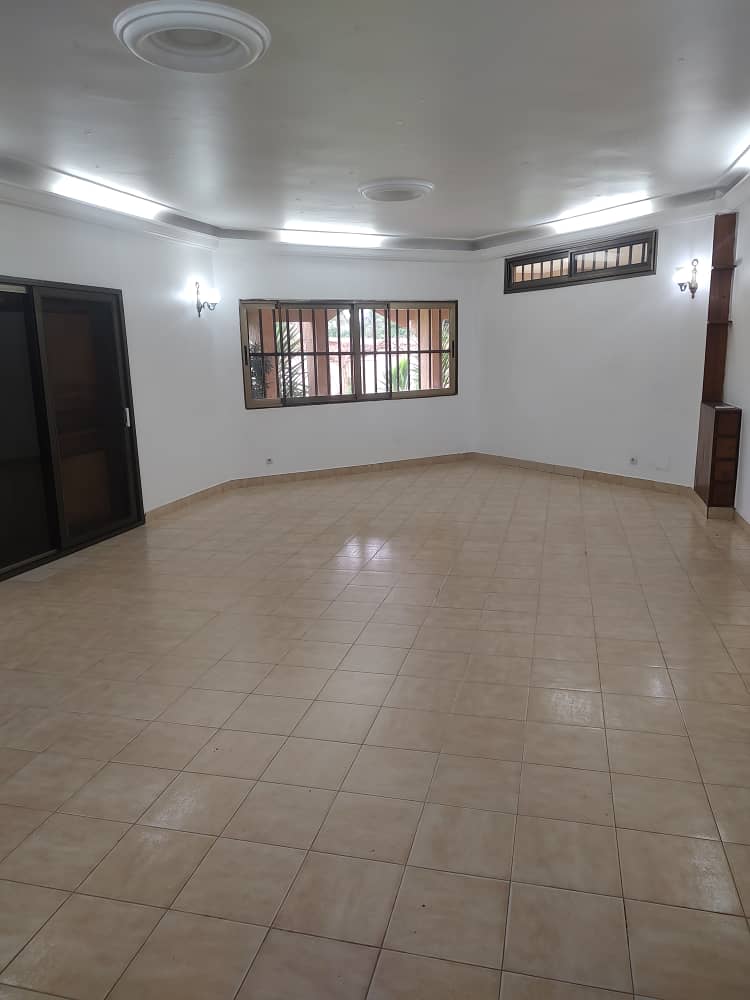Grande villa 6 pièces à louer à Djidjolé proche du goudron – 900 000 FCFA
