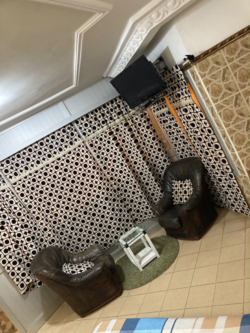 Chambre salon meublé en location à Totsi au bord du goudron – 350 000 FCFA